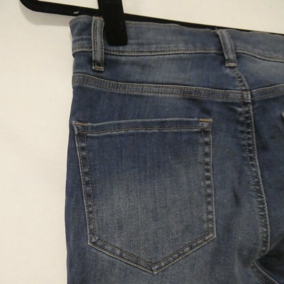 GARAGE - High Rise | size 7 | Classic Blue Jeans with Faded Design - Picture 10 of 16